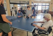 Το σχολείο που άνοιξε τις πόρτες του στους παππούδες και τις γιαγιάδες της κοινότητας – Ένας μαθητής «υιοθετεί» ένα παππού ή μια γιαγιά