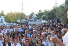 Πλήθος κόσμου στη συγκέντρωση μετά τον ξυλοδαρμό στο Γυμνάσιο της Αγλαντζιάς