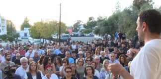 Πλήθος κόσμου στη συγκέντρωση μετά τον ξυλοδαρμό στο Γυμνάσιο της Αγλαντζιάς