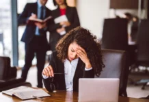 Όταν η εργασία καταθλίβει περισσότερο από την ανεργία: η σκληρή πραγματικότητα της γενιάς Ζ