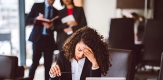 Όταν η εργασία καταθλίβει περισσότερο από την ανεργία: η σκληρή πραγματικότητα της γενιάς Ζ