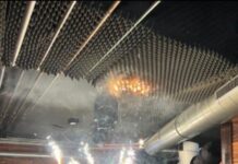 Φωτιά-παγίδα στο Le Constellation: Βεγγαλικά, εύφλεκτη οροφή και αναπάντητα ερωτήματα