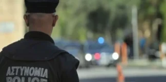 Aστυνομικός Υπό τετραήμερη κράτηση έδωσε τηλέφωνο σε κρατούμενο